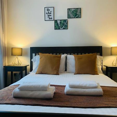 Unique 2 Bedroom Apartment In London/ Excel / Olympic City Close To Central Line Tube Station With Gated Parking Space 外观 照片
