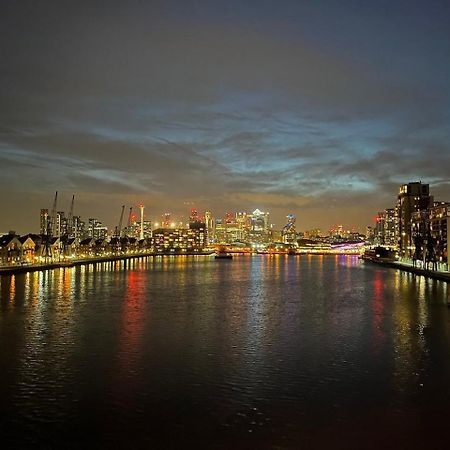 Unique 2 Bedroom Apartment In London/ Excel / Olympic City Close To Central Line Tube Station With Gated Parking Space 外观 照片