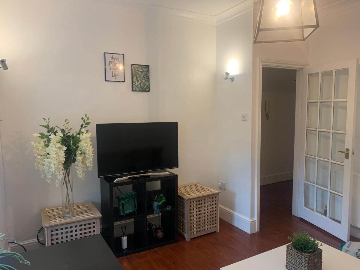 Unique 2 Bedroom Apartment In London/ Excel / Olympic City Close To Central Line Tube Station With Gated Parking Space 外观 照片